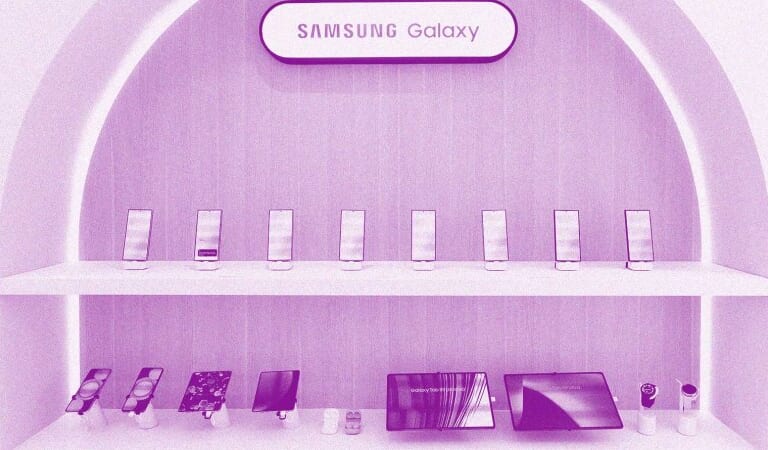 Samsung Sales Surge Pushes Apple Off the Global Smartphone Throne