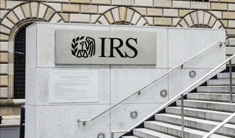 Taxpayers Face Marathon Wait Outside Atlanta IRS Center