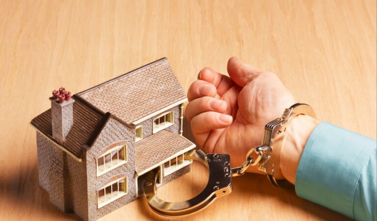 Low-Rate Mortgages Form ‘Golden Handcuffs’ Around Homeowners